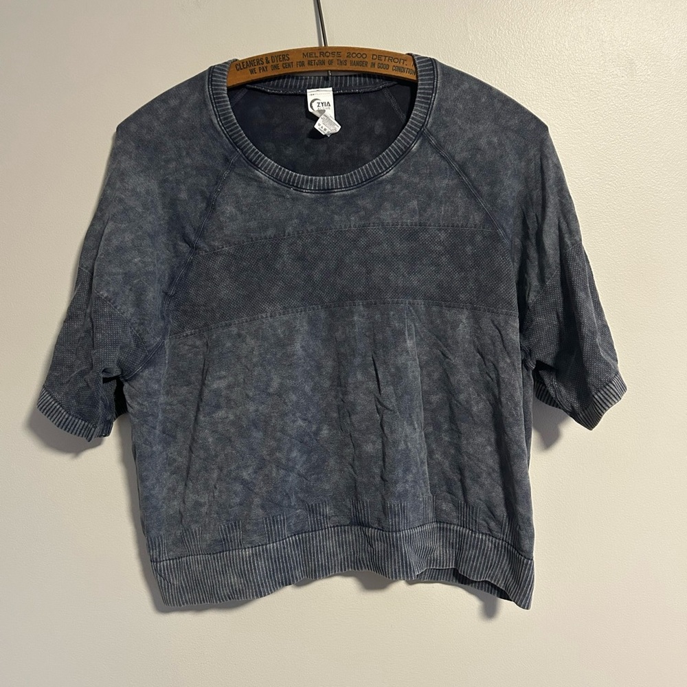 Zyia xl distressed grey short sleeve cropped athletic top